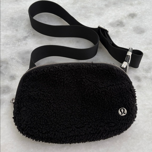 Lululemon Belt Bag in Black Sherpa - Picture 2 of 5